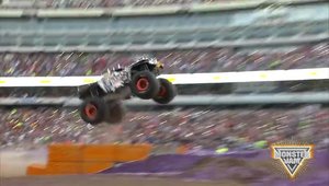 Un Monster Truck face o saritura pe care o credeam imposibila