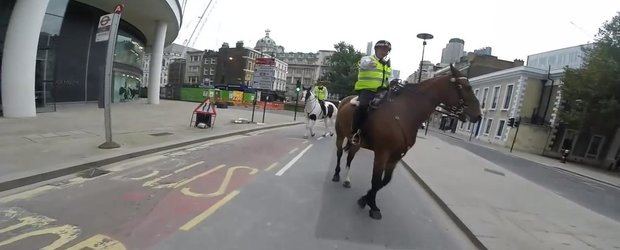 Un motociclist este pus la punct de politia calare din Londra