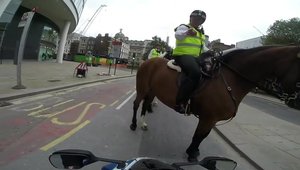 Un motociclist este pus la punct de politia calare din Londra