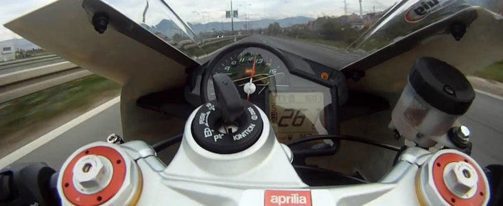 Un motociclist goneste cu peste 260 km/h pe strazile din Bosnia. VIDEO AICI!