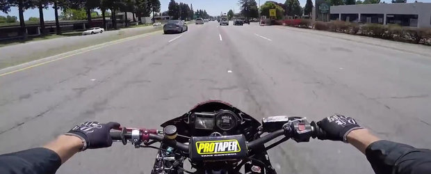 Un motociclist nebun ne arata cat e de usor sa scapi de politie cand ai doar 2 roti