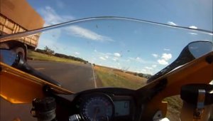 Un motociclist s-a trezit cu un sarpe pe ghidon la 240 km/h