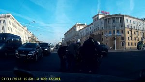 Un motociclist se raneste de unul singur incercand sa impresioneze in trafic