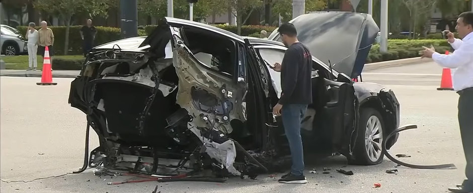 Un Nissan GT-R a trecut pe rosu si a rupt in doua o Tesla. VIDEO cu urmarile acestui accident