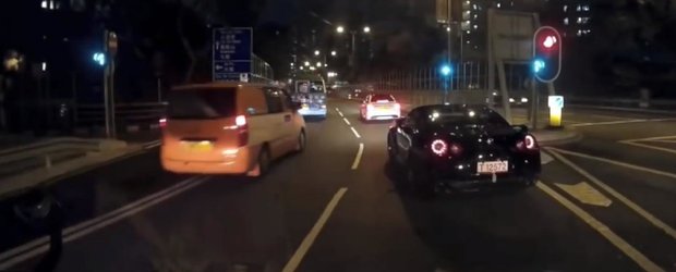 Un Nissan GT-R loveste un Mercedes C63 AMG, probabil suparat ca a pierdut cursa ilegala