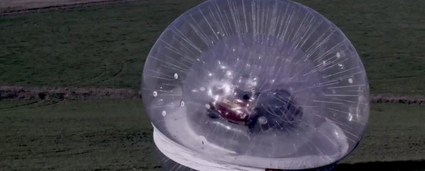 Un Nissan Note se rostogoleste la vale intr-un balon de aer
