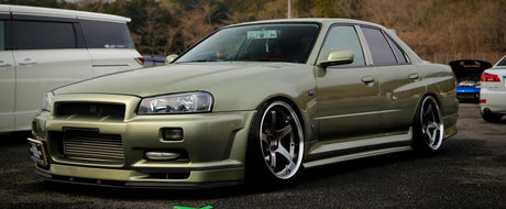 Un Nissan Skyline R34 cu patru usi. Si tuning cat incape... intr-un sedan