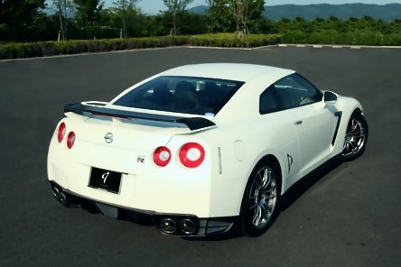 Un nou kit aerodinamic pentru Nissan GT-R