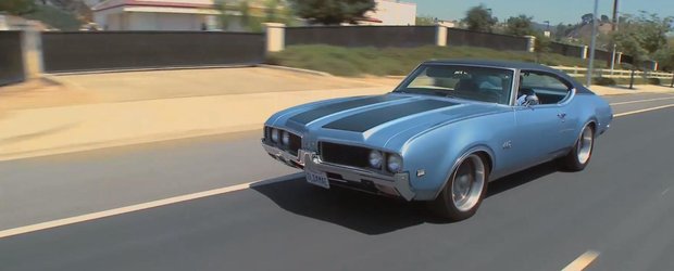 Un Oldsmobile 442 care consuma 60 de litri si are 750 cp e condus de Jay Leno