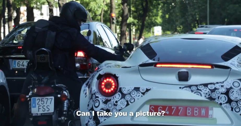 Un pieton oarecare din Madrid este invitat la o plimbare cu Alfa Romeo 4C Un pieton oarecare din Madrid este invitat la o plimbare cu Alfa Romeo 4C