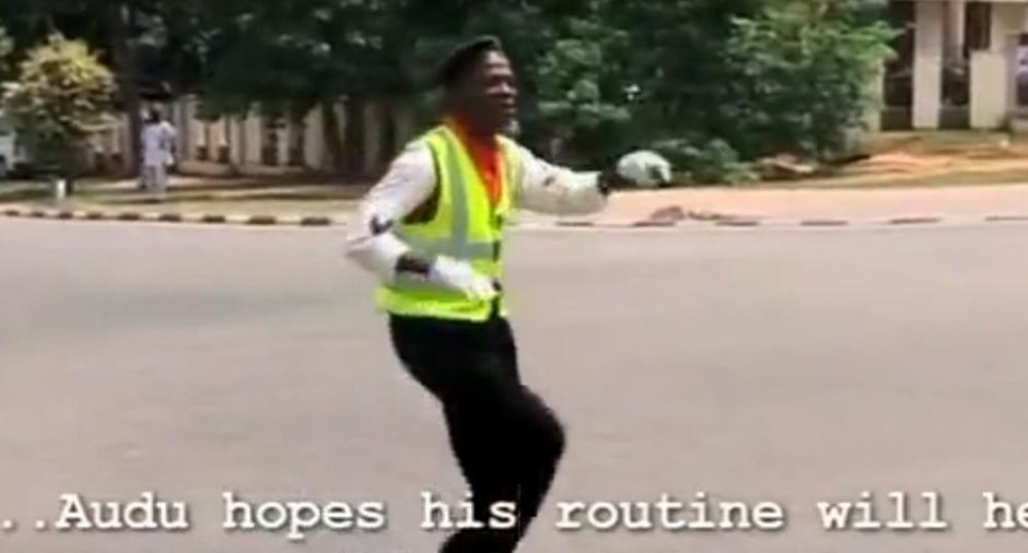 Un politist din Nigeria dirijeaza traficul pe ritmurile lui MJ