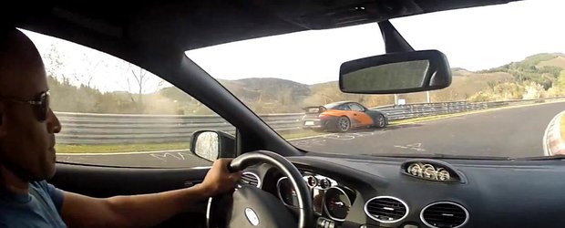 Un Porsche 911 GT3 face cunostinta cu parapetul la Nurburgring