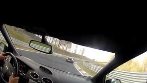 Un Porsche 911 GT3 face cunostinta cu parapetul la Nurburgring