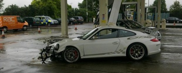 Un Porsche 911 GT3 RS face cunostinta cu benzinaria. Mult prea aproape...