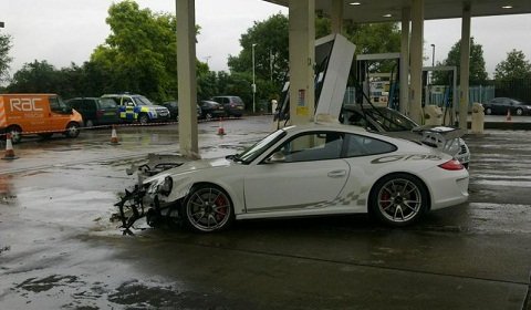 Un Porsche 911 GT3 RS face cunostinta cu benzinaria. Mult prea aproape...