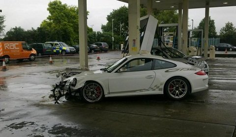 Un Porsche 911 GT3 RS face cunostinta cu benzinaria. Mult prea aproape... Un Porsche 911 GT3 RS face cunostinta cu benzinaria. Mult prea aproape...