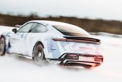 Un Porsche de 700 CP a batut recordul pentru cel mai lung drift pe gheata cu o masina electrica
