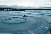 Un Porsche de 700 CP a batut recordul pentru cel mai lung drift pe gheata cu o masina electrica