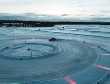 Un Porsche de 700 CP a batut recordul pentru cel mai lung drift pe gheata cu o masina electrica