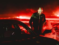 Un Porsche de 700 CP a batut recordul pentru cel mai lung drift pe gheata cu o masina electrica