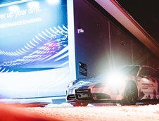 Un Porsche de 700 CP a batut recordul pentru cel mai lung drift pe gheata cu o masina electrica