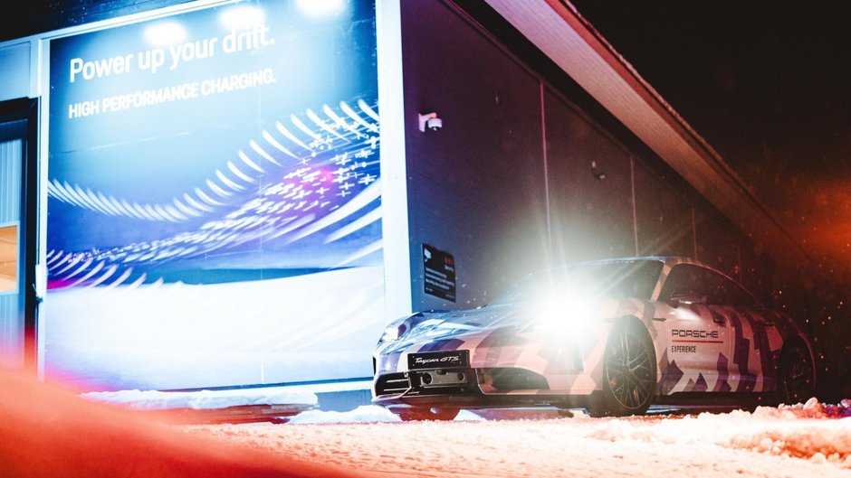 Un Porsche de 700 CP a batut recordul pentru cel mai lung drift pe gheata cu o masina electrica