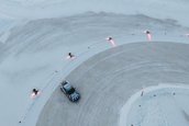 Un Porsche de 700 CP a batut recordul pentru cel mai lung drift pe gheata cu o masina electrica