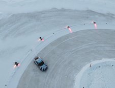 Un Porsche de 700 CP a batut recordul pentru cel mai lung drift pe gheata cu o masina electrica