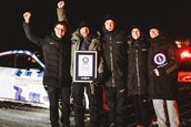 Un Porsche de 700 CP a batut recordul pentru cel mai lung drift pe gheata cu o masina electrica