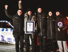 Un Porsche de 700 CP a batut recordul pentru cel mai lung drift pe gheata cu o masina electrica