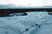 Un Porsche de 700 CP a batut recordul pentru cel mai lung drift pe gheata cu o masina electrica