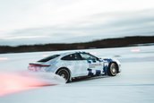 Un Porsche de 700 CP a batut recordul pentru cel mai lung drift pe gheata cu o masina electrica