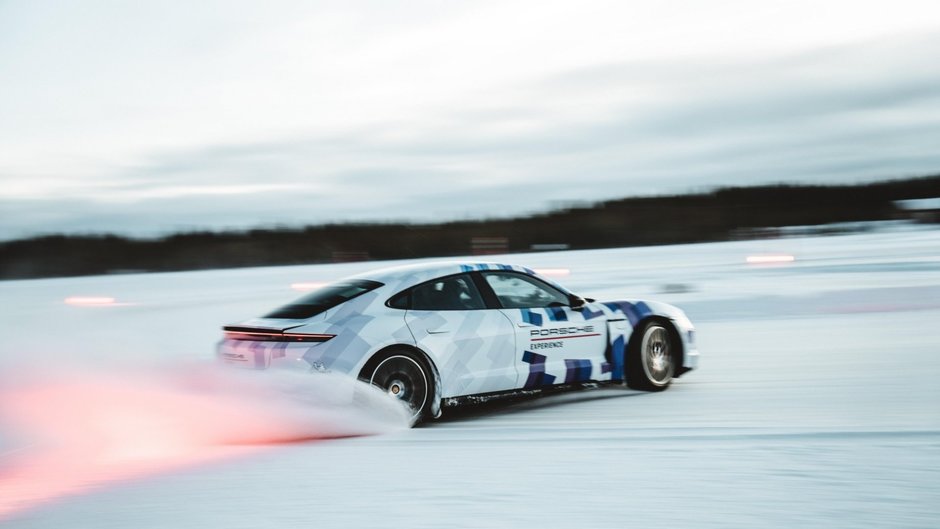 Un Porsche de 700 CP a batut recordul pentru cel mai lung drift pe gheata cu o masina electrica