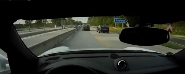 Un Porsche se ia la tranta cu un Lamborghini pe autostrada. Rezultatul? 303 km/h!