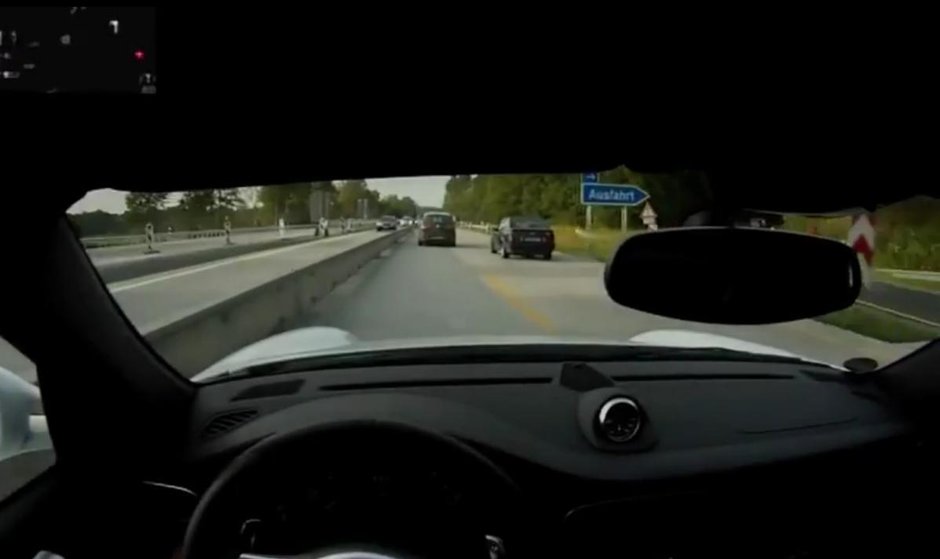 Un Porsche se ia la tranta cu un Lamborghini pe autostrada. Rezultatul? 303 km/h!