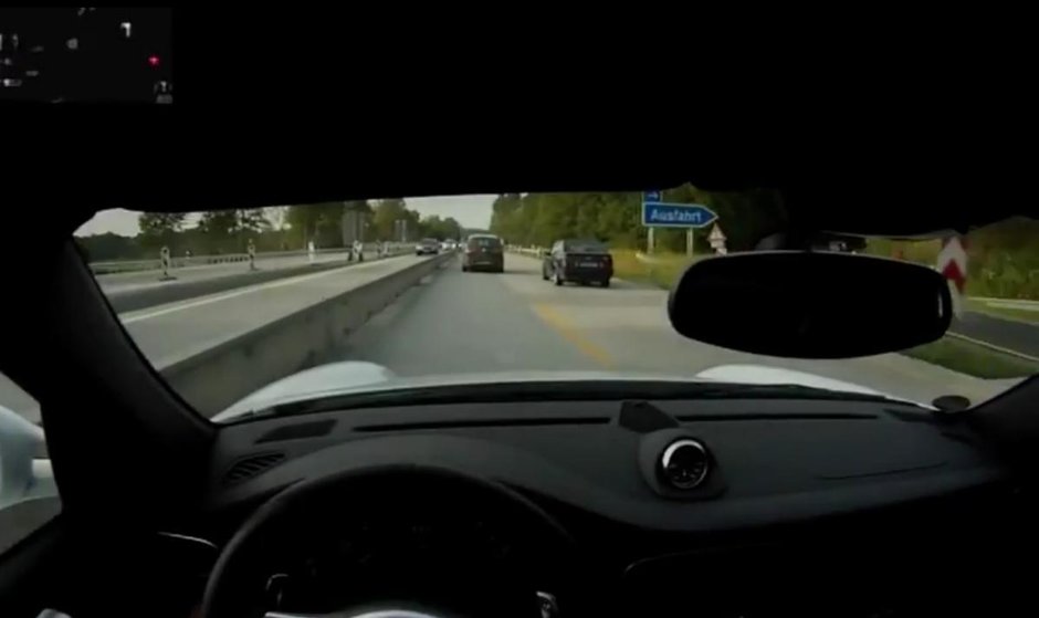 Un Porsche se ia la tranta cu un Lamborghini pe autostrada. Rezultatul? 303 km/h! Un Porsche se ia la tranta cu un Lamborghini pe autostrada. Rezultatul? 303 km/h!