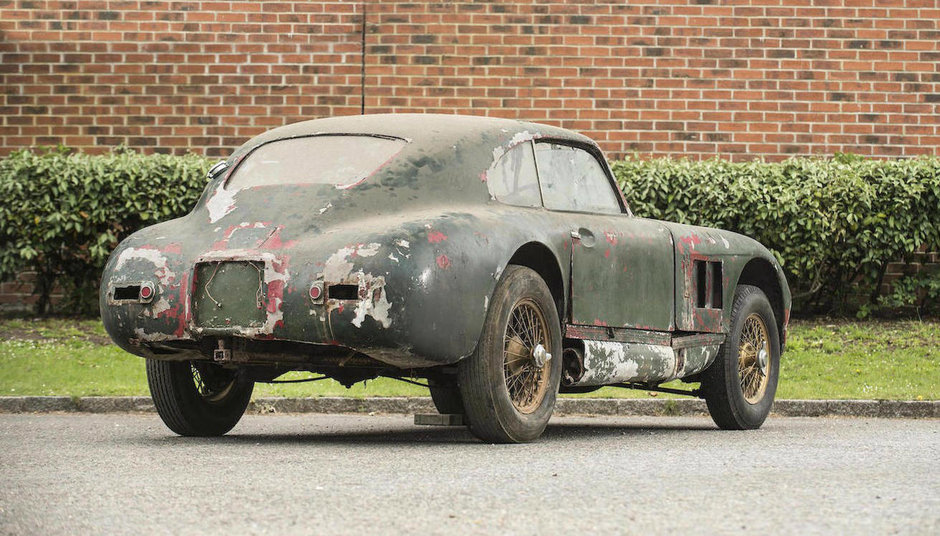 Un prototip Aston Martin mancat de rugina s-a vandut pentru 820.000 de Euro Un prototip Aston Martin mancat de rugina s-a vandut pentru 820.000 de Euro