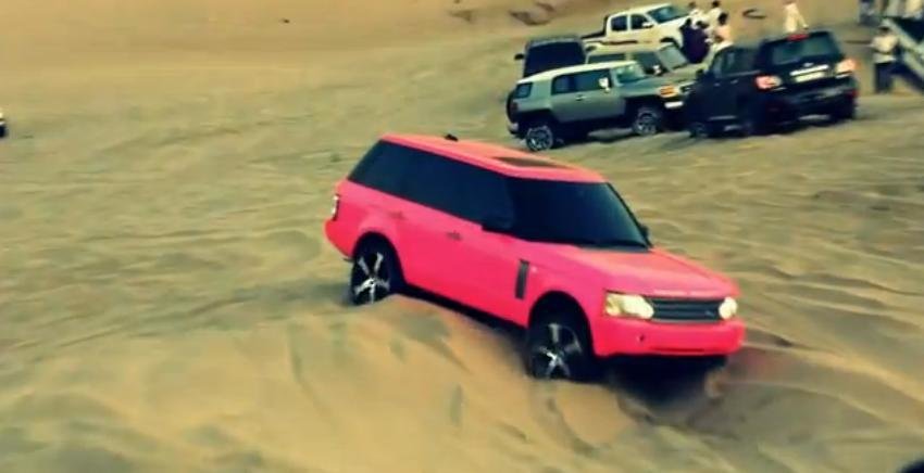 Un Range Rover ROZ ramane blocat in desert - arabii la joaca!