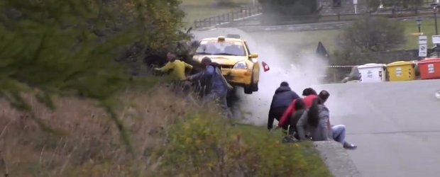 Un Renault Clio intra in multime la un raliu din Italia