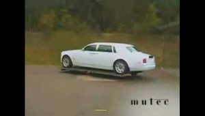 Un Rolls-Royce Pahantom blindat este imun la gloante si TNT