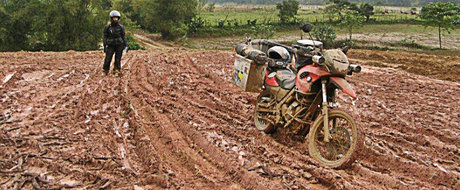Un roman in jurul lumii cu motocicleta: din Vietnam in Romania