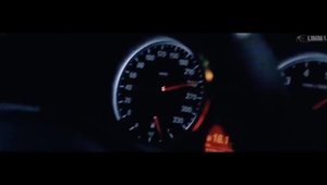 Un rus nebun alearga cu 300 in oras si face drifturi cu un BMW M3, chiar daca are martorul Check Engine aprins