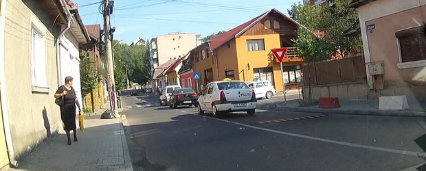 Un semn de 'cedeaza trecerea' din Targu Mures este pur si simplu invizibil