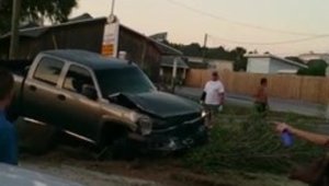 Un sofer beat este oprit de trecatori abia dupa ce face doua accidente