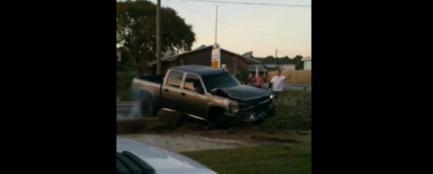 Un sofer beat este oprit de trecatori abia dupa ce face doua accidente