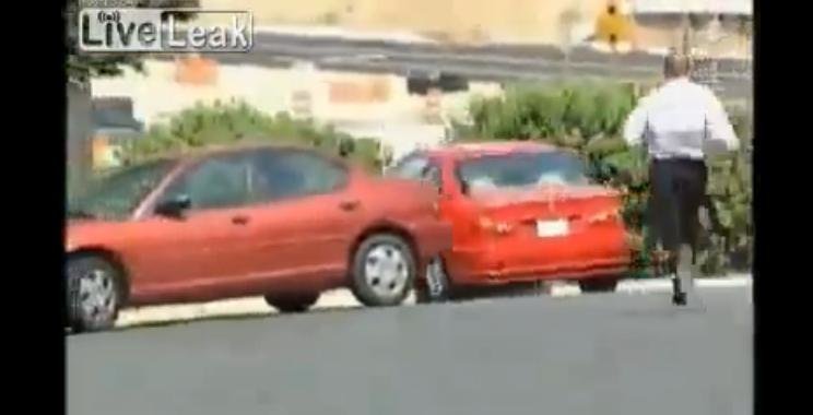 Un sofer isi salveaza BMW-ul de la moarte sigura Un sofer isi salveaza BMW-ul de la moarte sigura