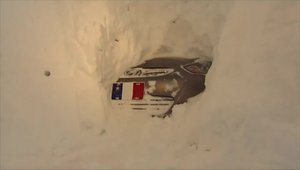 Un sofer sapa un tunel prin zapada ca sa ajunga la masina lui inzapezita