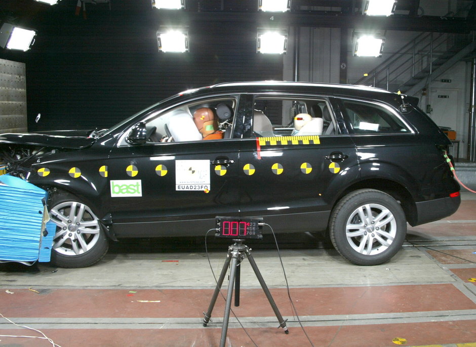 Un SUV nu foarte sigur - Audi Q7, numai 4 stele la testele de impact Un SUV nu foarte sigur - Audi Q7, numai 4 stele la testele de impact