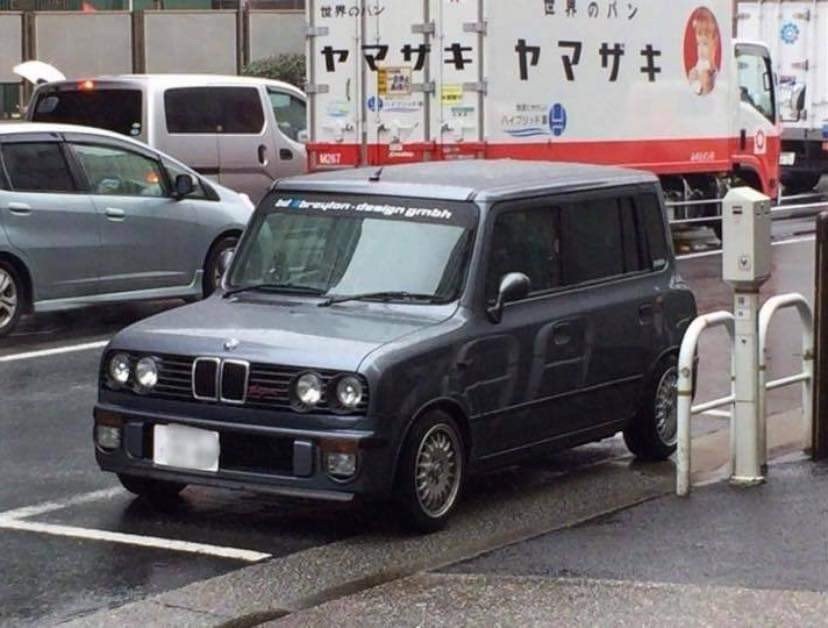 Un Suzuki Lapin din Japonia se crede BMW Ursulet