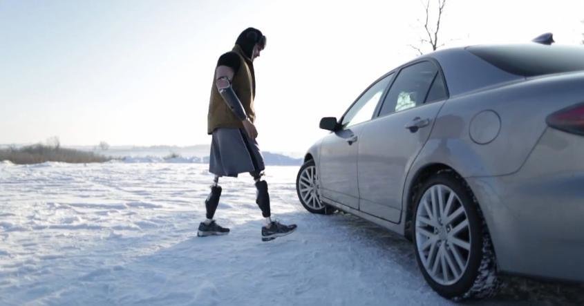 Un tanar cu toate membrele amputate face drift si viseaza la o plimbare cu Ken Block Un tanar cu toate membrele amputate face drift si viseaza la o plimbare cu Ken Block